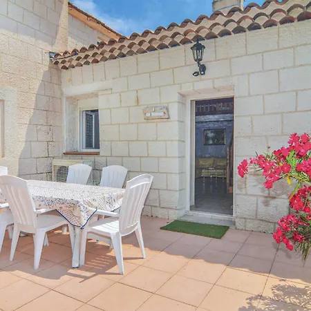 3 Bedroom Gorgeous In * 阿爾勒